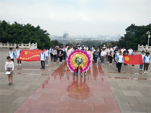 同学们在默哀