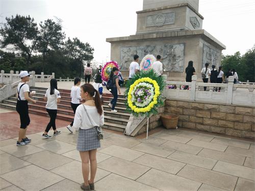 同学们向英雄纪念碑祭献花圈